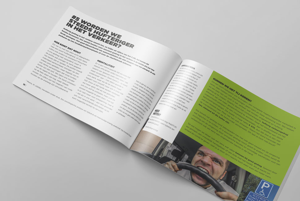 Ontwerp-brochure-op-de-sofa-xtnt