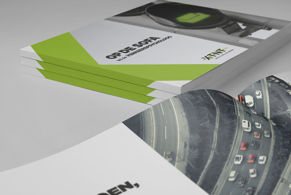 Ontwerp-vormgeving-brochure-op-de-sofa-xtnt